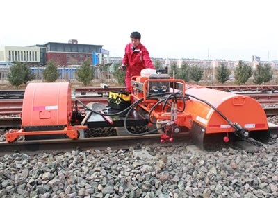 Machine de profilage de ballast, régulateur de ballast ferroviaire, machine de balayage